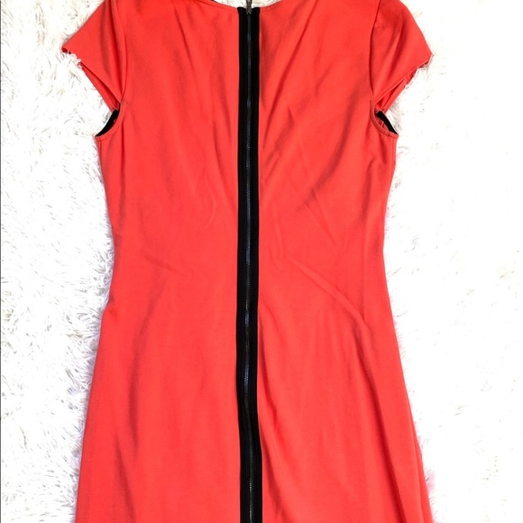 Kenneth Cole Dress with ruched hip and zippered back in contrasting black Sz 8 - Picture 2 of 7